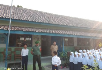 Serka Kiswadi Jadi Inspektur Upacara Pengibaran Bendera Merah Putih di SD Madrasah Ibtidaiyah Muhammadiyah
