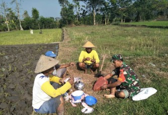 Sertu Heru Ariyanto Komsos Jalin Kekompakan Dengan Petani