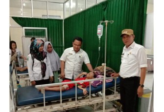 Camat Pino Raya Hendri Pahrizal Membawa Salah Satu Warga Padang Beriang Khairul Untuk Berobat 