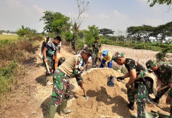 Panas Terik Tidak Menyurutkan Semangat Satgas TMMD 106 Meratakan Jalan Desa