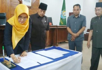 Ketua DPRD Kaur Diana Tulaini saat menandatangani peraturan tata tertib dan kode etik DPRD Kaur periode 2019-2024.