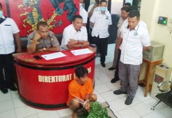 Kabid Humas Polda AKBP Sudarno saat gelar press conference tersangka dan barang bukti