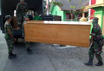 Personil Kodim 0703 Cilacap Turunkan Meja Tamu VIP