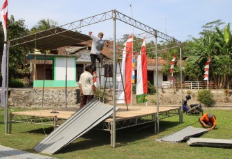 Warga Dusun Cironeng Persiapkan Pemasangan Tratag Pementasan Kesenian Tradisional