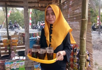 Anisa Jadi Primadona Jelang Pembukaan TMMD 106 Kodim Cilacap Layani Kopi Kepada TNI dan Warga