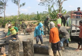 Kerja Bakti TNI-Warga Bikin TMMD 106 Kodim Cilacap Lebih Mudah