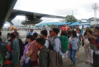 TNI Kerahkan Pesawat Hercules dan Helikopter Angkut Pengungsi Kembali ke Wamena