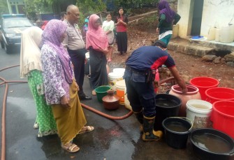 Polsek Bandar Batang Distribusikan Air Bersih