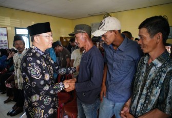 Gubernur Bengkulu Rohidin Mersyah saat menyapa warga Desa Bukit Paninjauan I