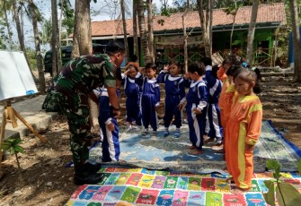 Satgas TMMD Ajarkan Cara Hormat Bendera yang Benar kepada Siswa PAUD