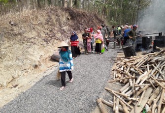 Warga Bersama Satgas TMMD galar Aspal Untuk Jalan Beber