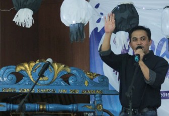 Dekan Fakultas Ushuluddin UIN SGD Bandung, Dr. Wahyudin Darmalaksana tengah memberikan sambutan dalam acara Ngaji Sastra bersama Buya Nursamad Kamba dan Fatin Hamama