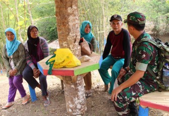 Pembahasan Pendidikan Wawasan Kebangsaan Ibu-ibu di Lokasi TMMD 106 Kodim Cilacap