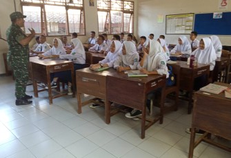 Babinsa Kratonan Berikan Sosialisasi Kepada Siswa SMP 19 Serengan
