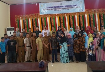 Pemerintah Kampung Percontohan Aceh Singkil foto bersama dengan narasumber Satker Dinas PMG Aceh dan Perkumpulan Flower Aceh sebagai mitra pelaksana serta pihak DPMK dan DP3AP2KB setempat.