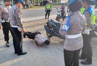 Personel Satlantas dan Propam Polres Bireuen Terlihat Sedang Memberikan Hukuman Pembinaan Fisik Berupa Aksi "Push Up" Kepada Oknum Polisi Mapolres yang Terjaring Pelanggaran Dalam Gelar Operasi Zebra 2019 di Lintasan Jalan Negara Depan Mapolres Bireuen Kamis 23 Oktober 2019.