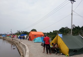 Para peserta pramuka mendirikan perkemahan dikawasan jembatan Balaibung Pulau Banyak Aceh Singkil.
