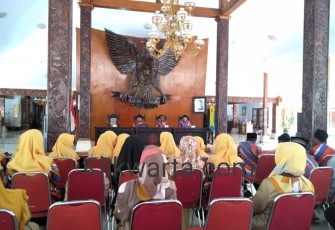 Peserta Kafilah MTQ Kabupaten Blitar saat mengikuti forum pemberangkatan Kafilah MTQ Kabupaten Blitar di Pendopo Ronggo Hadinegoro Pemkab Blitar oleh Bupati Blitar.