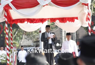 Plt Walikota Blitar Santoso saat memimpin upacara bendera Peringatan Hari Santri Nasional di Kota Blitar.