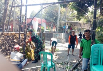 Babinsa Manisrenggo Bantu Persiapan Pernikahan Warga