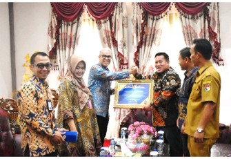 Kakanwil DJPb Serahkan Piagam Capaian Standar Tertinggi Atas Opini WTP LKPD Mukomuko Tahun 2018