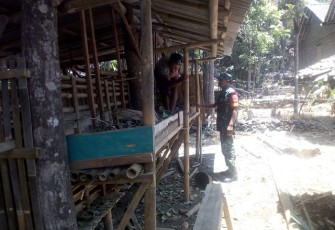 Babinsa Manisrenggo Sambangi Peternak Kambing Guna Berbagi Ilmu