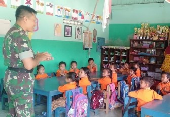 Serka Sugiyanto ketika memberikan pembelajaran kepada anak TK