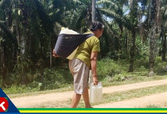 Kastun (60) warga Desa Melati Harjo saat mengambil air bersih