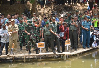 Mancing Mania Jalin Kebersamaan TMMD 106 Cilacap