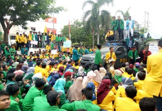 Aliansi Mahasiswa pase demo di depan DPRK Lhokseumawe