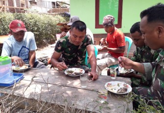 Papan Bekas Cor jadi Meja Makan Lesehan Makan Siang Satgas TMMD dan Warga 