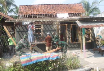 Rumah Nadir dalam Tahap Pemasangan Genting di Program TMMD