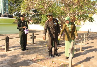 Dandim Letkol Kav Minarso SIP Dan Ketua Persit KCK Cab XLIV Kodim 0723/Klaten Tabur Bunga