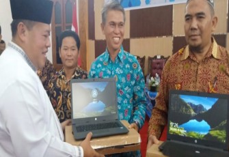 Bupati Mukomuko Choirul Huda Bagikan Laptop Kepada 100 Guru