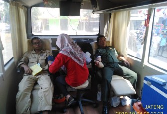 Babinsa Ceper Dan Mahasiswa Polman Lakukan Donor Darah  