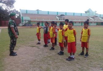 Menumbuhkan Sikap Disiplin Babinsa Manisrenggo Latih PBB Murid SD