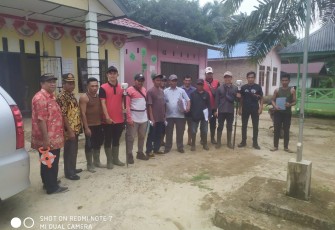 Tim ukur Dinas Pertanahan dan BPN Aceh Singkil saat melakukan pengukuran dikawasan Kecamatan Suro daerah setempat.