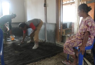 Pemasangan Kramik Rumah Mbah Rapen