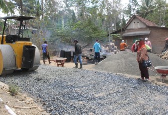 Kadus Saminah Turun Langsung Ke Lokasi Sasaran Kegiatan TMMD 106 Kodim Cilacap