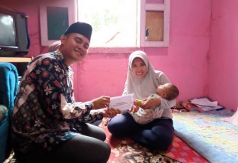 Sandes Syahputra saat memberikan bantuan kepada orang tua Asrsyakha