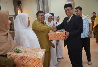 Kadinkes Bireuen dr Amir Adanni saat menerima penghargaan dari Gubernur Aceh diwakili Asisten III Drs Buchari MM Seusai Pelaksanaan Upacara HKN ke 55 diHalaman Kantor Gubernur Selasa 12 November 2019.