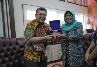 Penyerahan cindera mata 