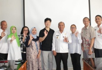 Wakil Walikota Tegal foto bersama usai diskusi