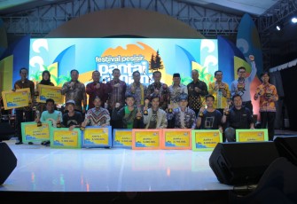 Sesi foto Bersama Dalam Penutupan Festival Pesisir Pantai Panjang 