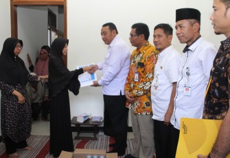 Walikota Serahkan Santuan Untuk Ahli Waris Almarhum Ikosa