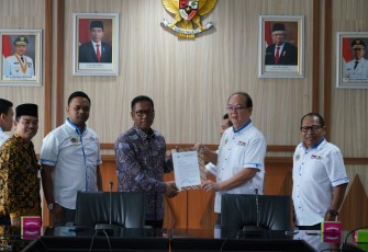 Wakil Gubernur Bengkulu Dedy Ermasyah Foto Bersama Ketua Pertubuhan Masyarakat Indonesia Pulau Penang Eddy Virgo 