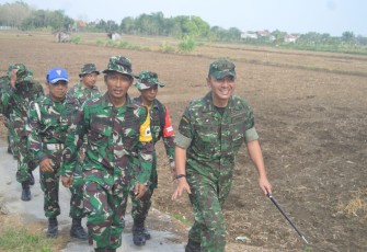 Dandim, Kasdim bersama anggota jalan bareng dalam minggu militer