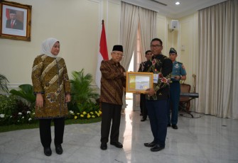 Wakil Gubernur Dedy Ermansyah Menerima Penghargaan Dari Wakil Presiden Republik Indonesia Ma'ruf Amin 