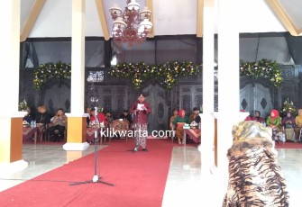Bupati Blitar Drs. H. Rijanto M.M. saat memberikan sambutan dalam acara ritual Siraman Gong Kyai Pradah tahun 2019 di Sutojayan Kabupaten Blitar.