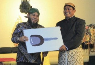 Wali Kota Bengkulu Helmi Hasan Serahkan Bantuan Satu Unit Mobil Ambulans Pada Paguyuban Masyarakat Jawa Bengkulu 